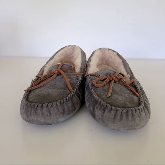 UGG Women’s Dakota Suede Slippers in Pewter Grey, size 8 - Picture 3 of 9